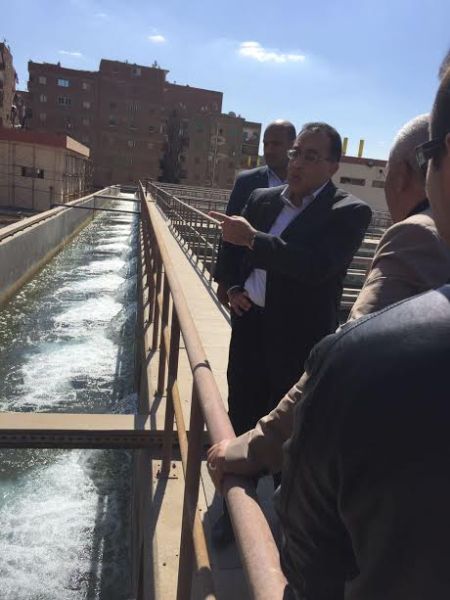صزر|وزير الإسكان فى زيارة مفاجئة لمحطة مياه الفسطاط بالقاهرة
