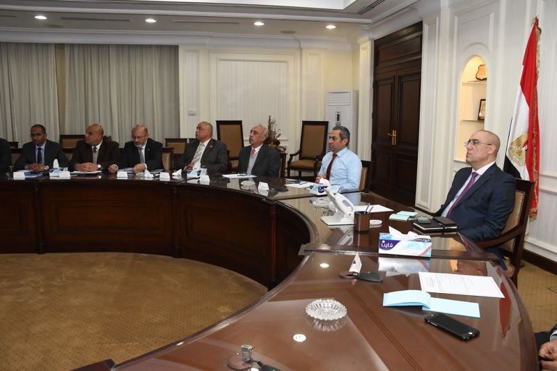 وزير الإسكان يعقد اجتماعاً لمتابعة مشروعات مياه الشرب بمحافظة الجيزة