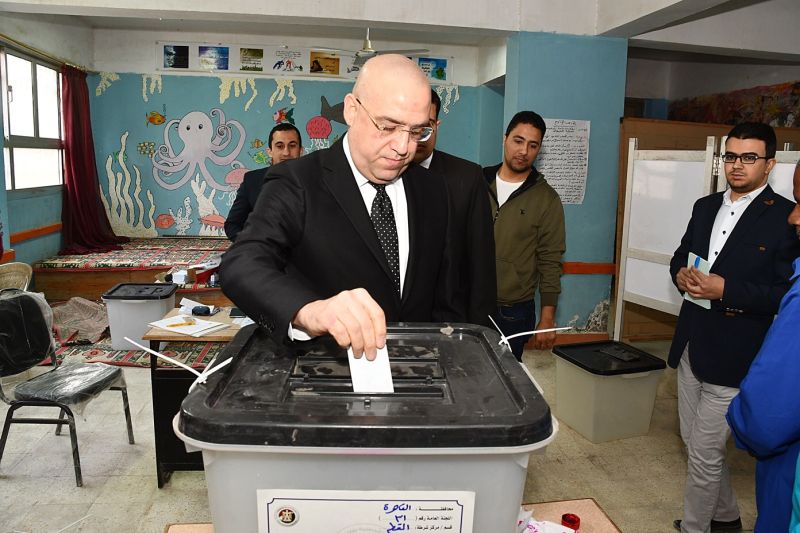 بالصور| وزير الإسكان يُدلي بصوته فى استفتاء التعديلات الدستورية