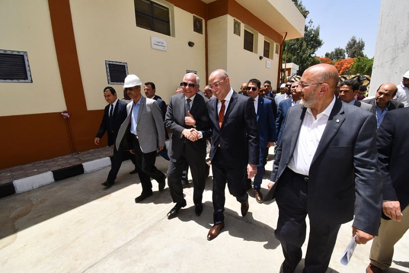 وزير الإسكان ومحافظ الجيزة يشهدان بدء تجارب تشغيل محطة مياه جزيرة الدهب