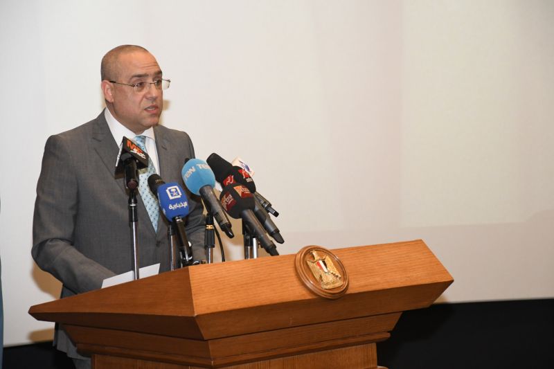 وزير الإسكان يستعرض موقف خدمات الصرف الصحى بمحافظة الإسكندرية