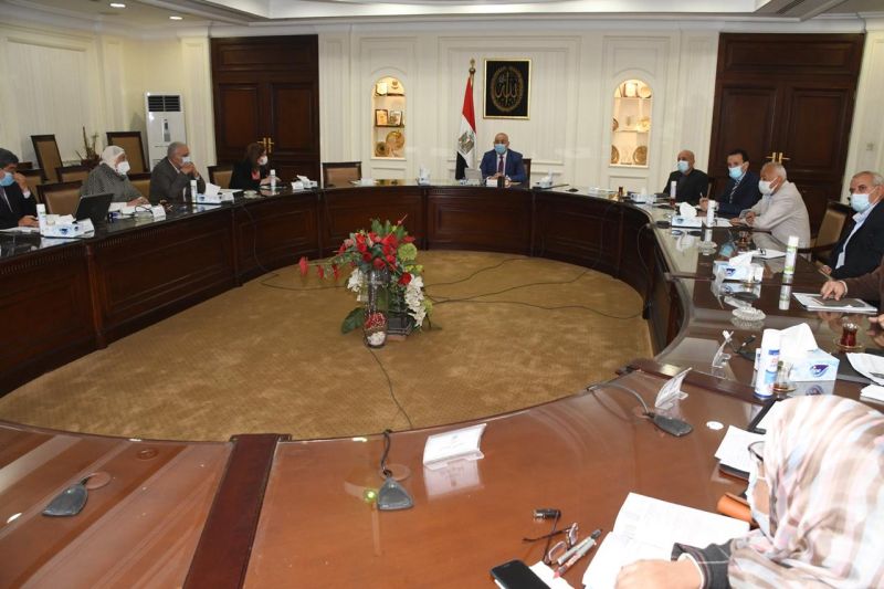 وزير الإسكان يتابع مع قيادات الوزارة موقف تنفيذ وحدات مشروع ”سكن كل المصريين”