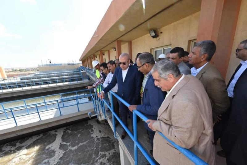 وزير الاسكان يتفقد محطات تنقية المياه بمدينة العاشر من رمضان