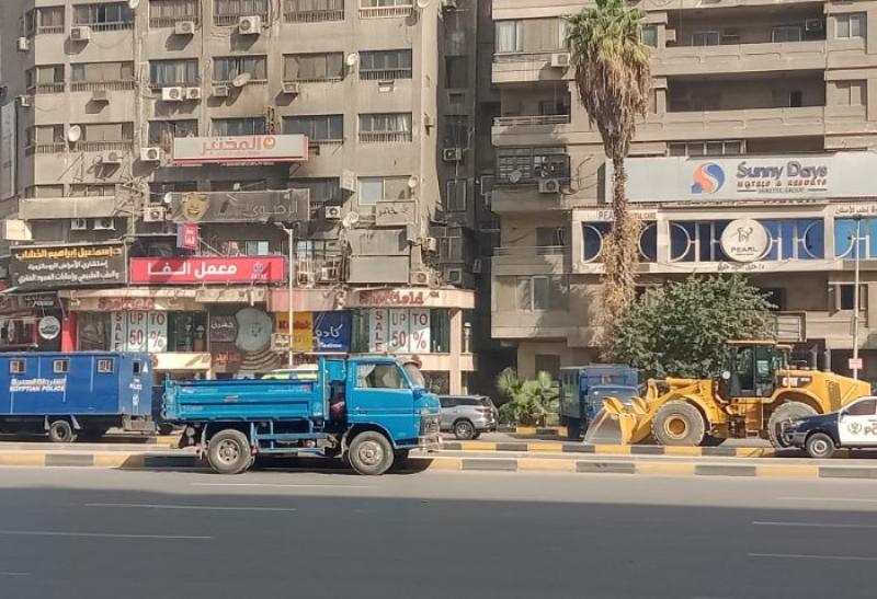 الدفع بمعدات ثقيلة لرفع حطام كوبري المشاة في شارع أحمد عرابي