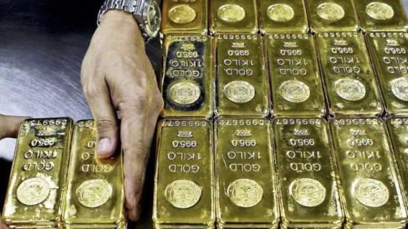 تراجع كبير في أسعار الذهب عالميا اليوم.. «الأوقية انخفضت 100 دولار في أسبوعين»