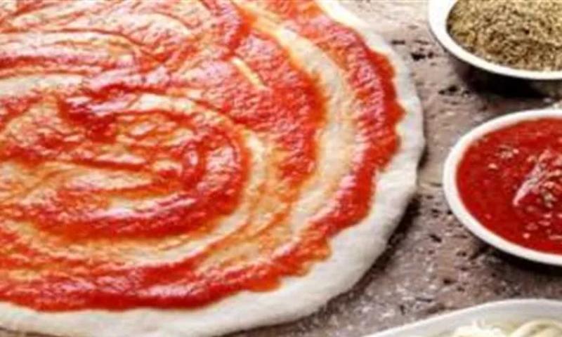 طريقة عمل عجينة البيتزا في المنزل زي الجاهزة