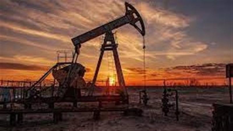 أسعار النفط تتراجع وبرنت يسجل 85.86 دولار للبرميل