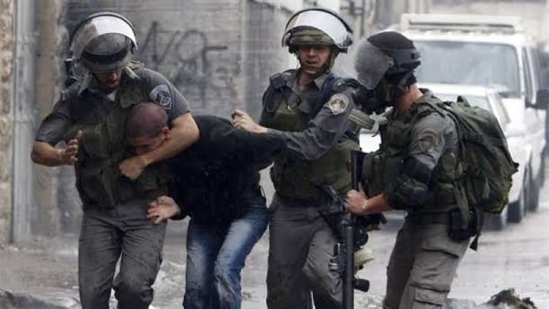 اعتقال 35 فلسطينيا من الخليل صباح اليوم