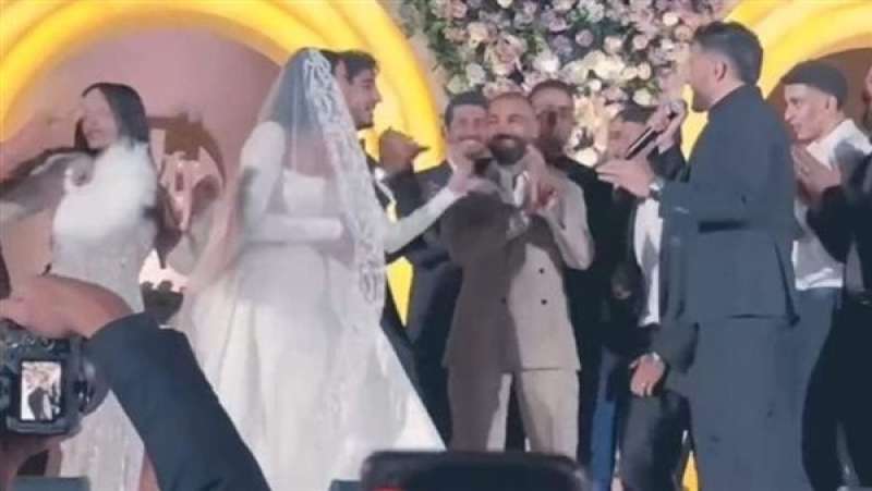 محمد صلاح يغني ”أحلى حاجة فيكي” في حفل زفاف محمد هاني