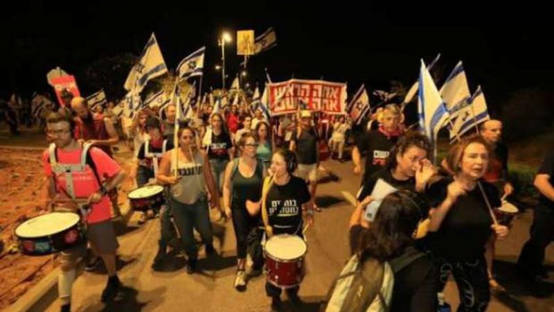 متظاهرون إسرائيليون يتوجهون لمقر نقابة العمال في تل أبيب للمطالبة بإعلان إضراب شامل