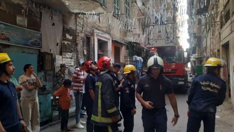 إنقاذ أسرة إثر انهيار أجزاء من عقار بالإسكندرية