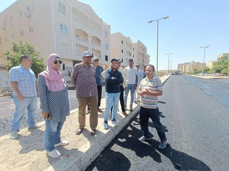 رئيس جهاز الشروق يُتابع أعمال رصف الطرق الداخلية بالمدينة